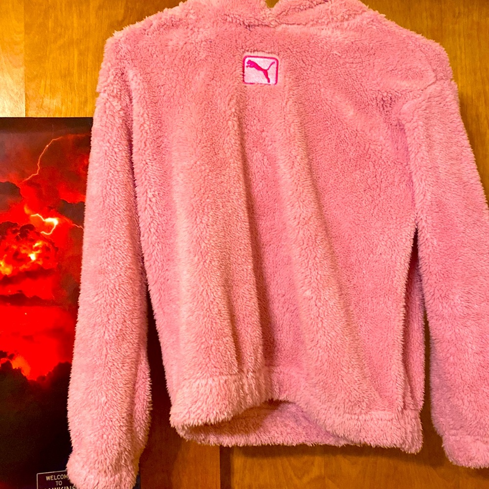 Pink fluffy puma sweatshirt. Very clean. Very comfy. Has elastic around waist.